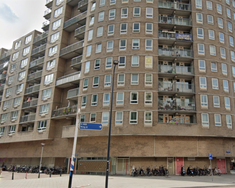 Ministerie onthult geen details over verkoop Pompenburgflat in Rotterdam