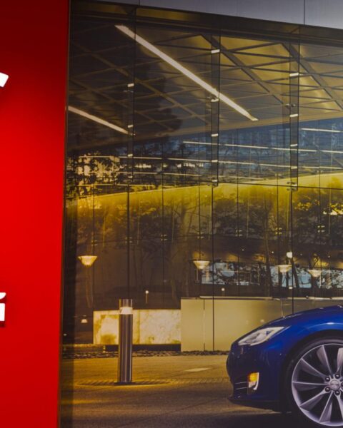 MyWheels introduceert Tesla full self-driving software in deelauto's in Den Bosch
