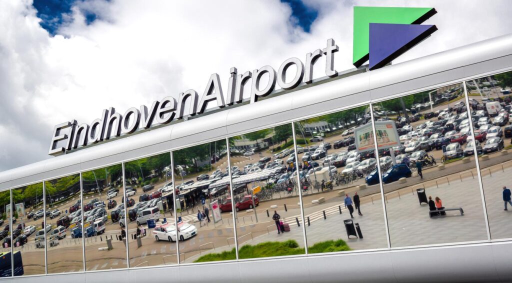 Naakte vrouw ramt auto door poort van Eindhoven Airport en stopt bij geparkeerde vliegtuigen