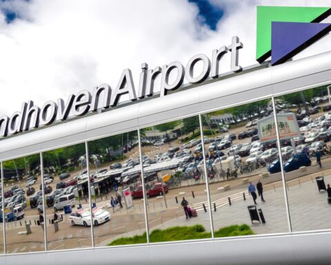 Naakte vrouw ramt auto door poort van Eindhoven Airport en stopt bij geparkeerde vliegtuigen