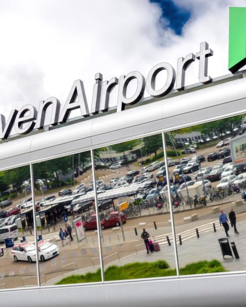 Naakte vrouw ramt auto door poort van Eindhoven Airport en stopt bij geparkeerde vliegtuigen