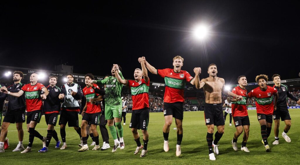 NEC bereikt playoffronde van de Champions League na overwinning op Olympiacos in extra tijd