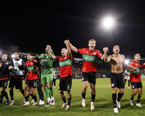 NEC bereikt playoffronde van de Champions League na overwinning op Olympiacos in extra tijd