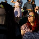 Nederlanders verzamelen zich op stranden en pleinen voor zonsverduistering; tenminste één huwelijksaanzoek