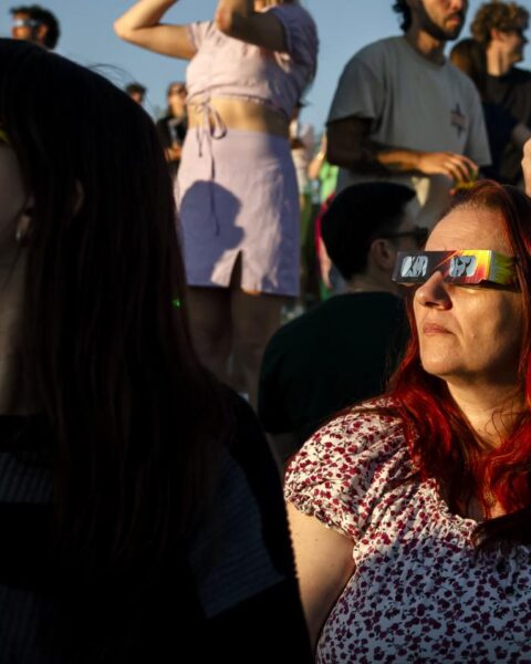Nederlanders verzamelen zich op stranden en pleinen voor zonsverduistering; tenminste één huwelijksaanzoek