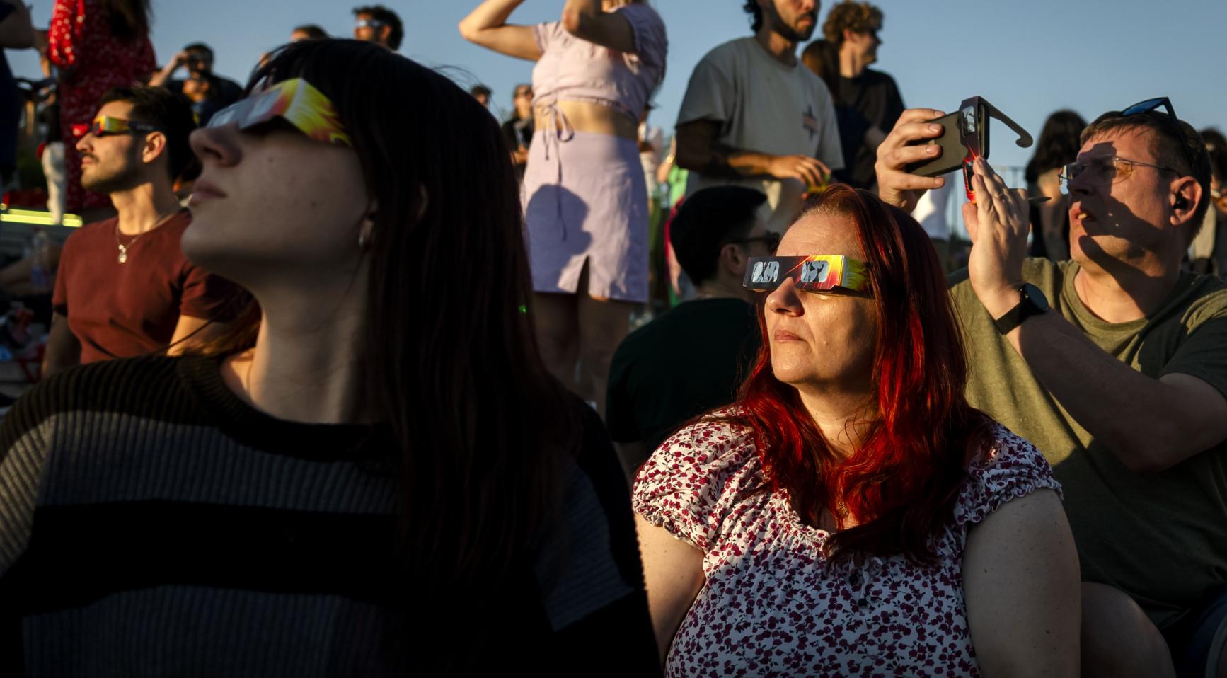 Nederlanders verzamelen zich op stranden en pleinen voor zonsverduistering; tenminste één huwelijksaanzoek