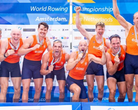 Nederlands acht mannen roeiteam veroverd voor de tweede keer op rij wereldtitel
