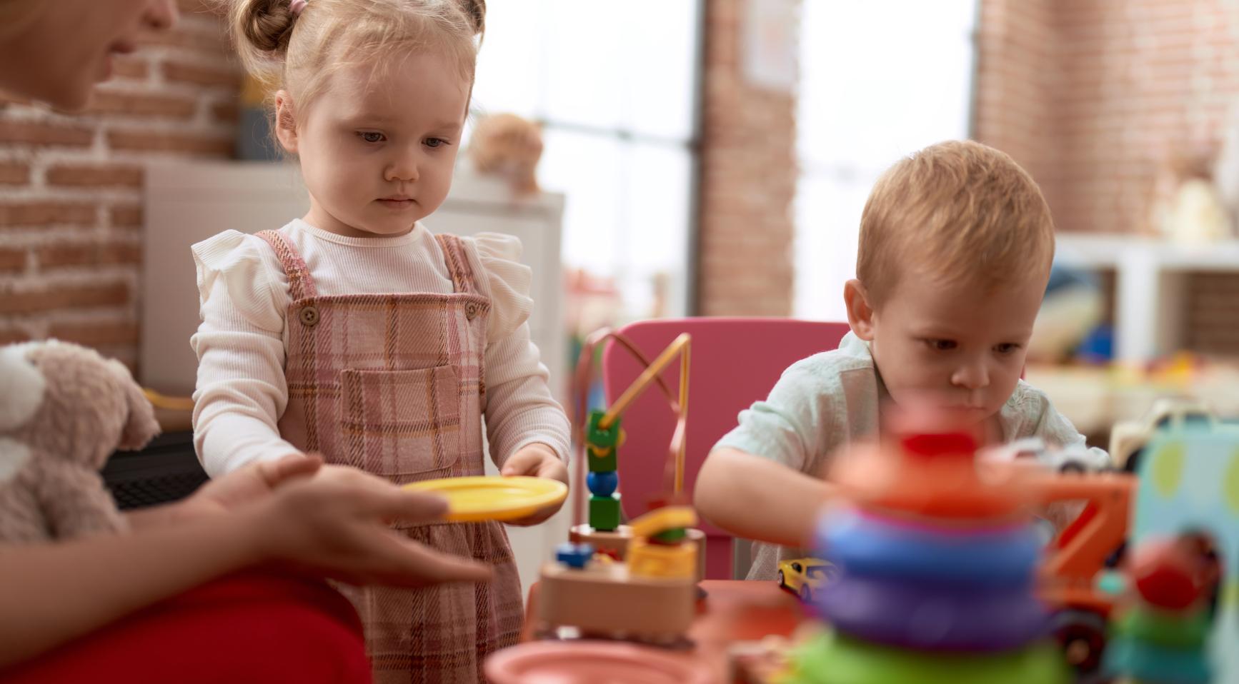 Nederlandse gezondheidsdiensten waarschuwen dat de hitteprotocollen van kinderopvang onvoldoende zijn om kinderen te beschermen