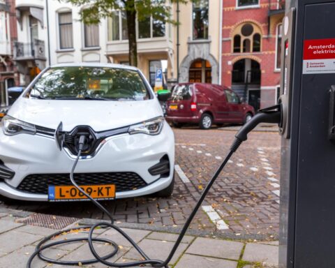 Nieuwe autoverkopen dalen in juli, bijna de helft is volledig elektrisch