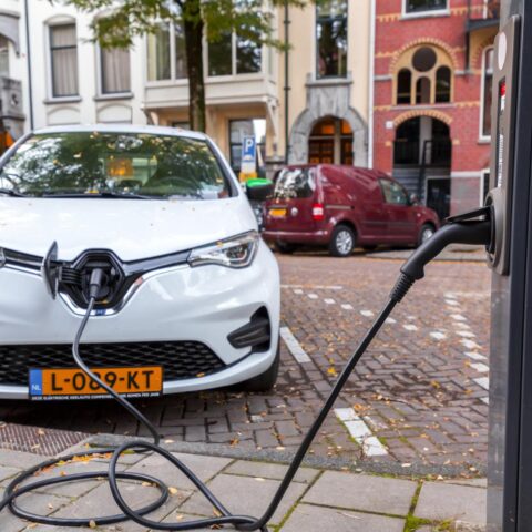 Nieuwe autoverkopen dalen in juli, bijna de helft is volledig elektrisch