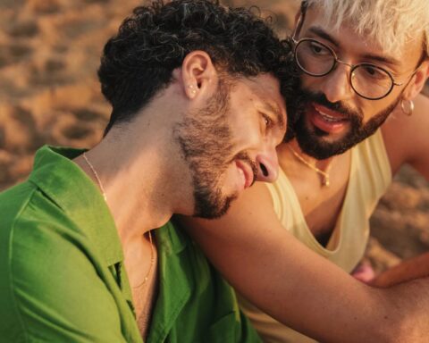 Nieuwe campagne leert jongeren hoe kleine opmerkingen de acceptatie van LGBTQIA+ schaden