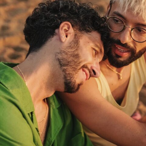 Nieuwe campagne leert jongeren hoe kleine opmerkingen de acceptatie van LGBTQIA+ schaden