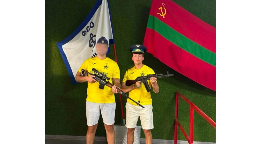 Oldebroek-wethouder poseert met Kalashnikov en pro-Russische vlaggen in door Rusland gesteunde enclave