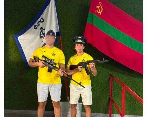 Oldebroek-wethouder poseert met Kalashnikov en pro-Russische vlaggen in door Rusland gesteunde enclave