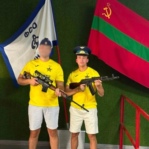 Oldebroek-wethouder poseert met Kalashnikov en pro-Russische vlaggen in door Rusland gesteunde enclave
