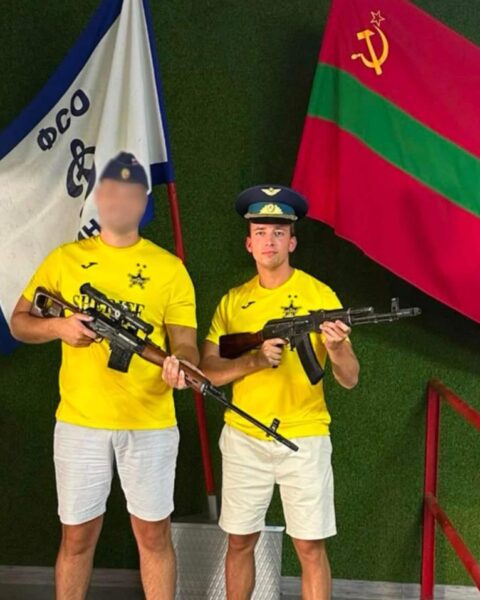 Oldebroek-wethouder poseert met Kalashnikov en pro-Russische vlaggen in door Rusland gesteunde enclave