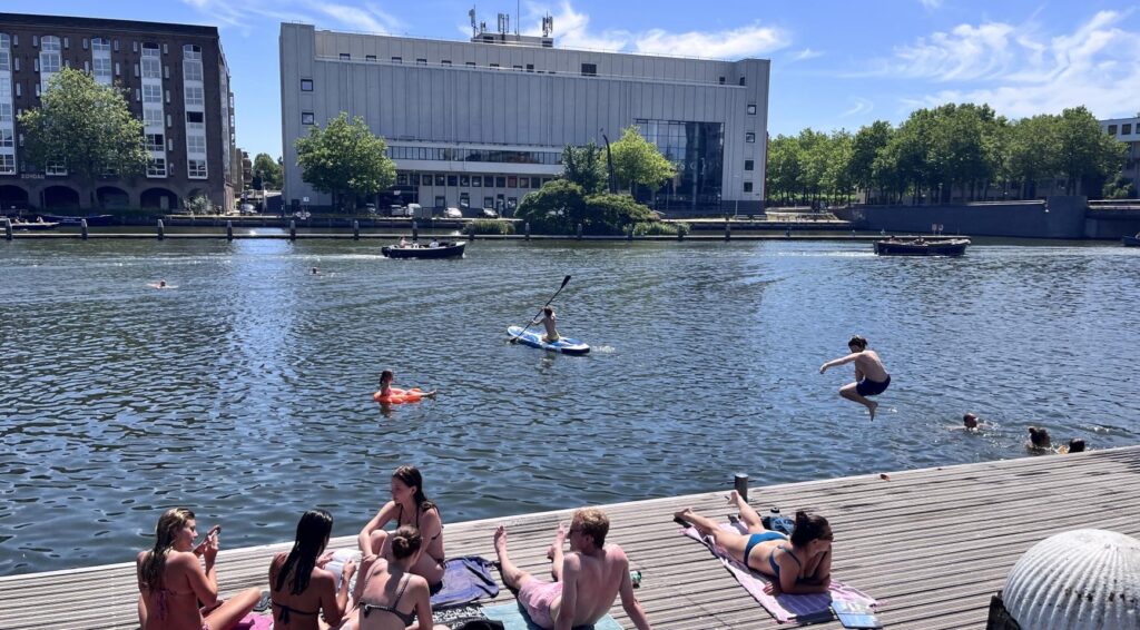 Opnieuw een hete dag met temperaturen tot 35°C; koeler weer vanaf woensdag
