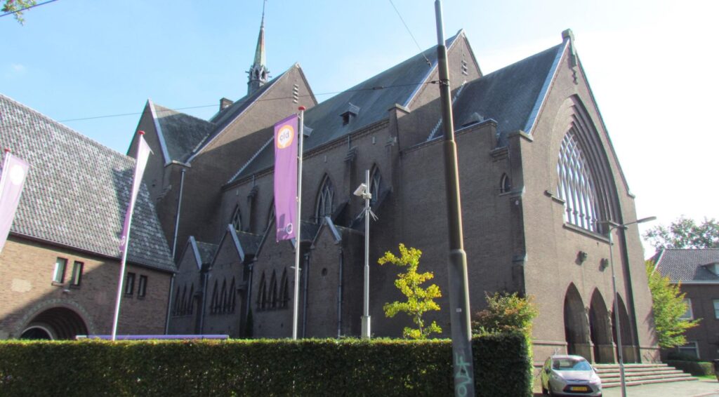 Oude kerk omgevormd tot padelbaan: niet-gebruikte kerken krijgen nieuwe functies