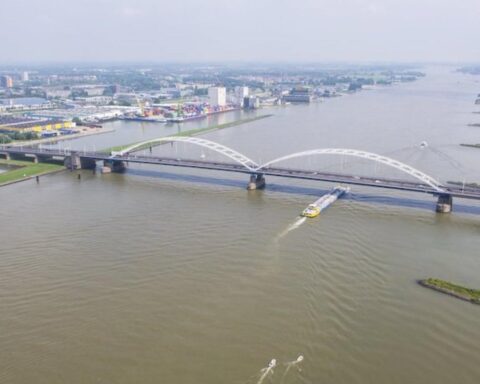 Politie haalt vrachtwagens van de weg tijdens handhavingsweek Merwede Bridge