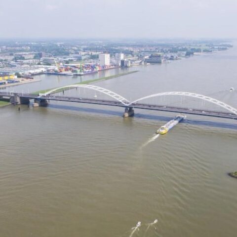Politie haalt vrachtwagens van de weg tijdens handhavingsweek Merwede Bridge