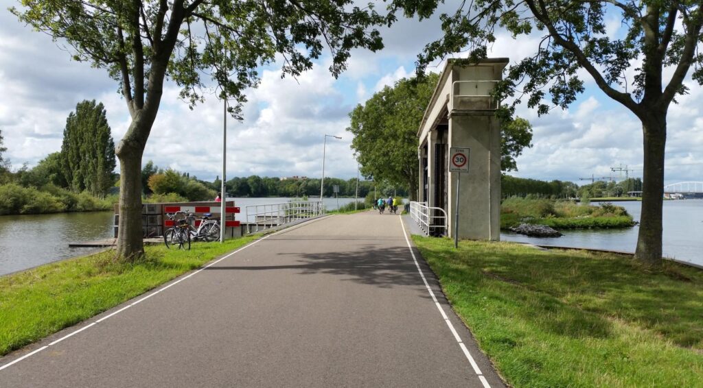 politie onderzoekt dood van man in Amsterdam-Oost kanaal, vraagt om hulp bij identificatie