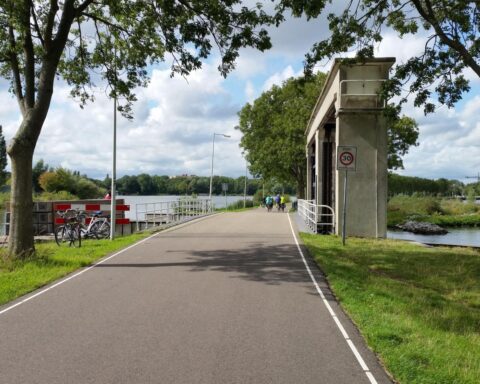 politie onderzoekt dood van man in Amsterdam-Oost kanaal, vraagt om hulp bij identificatie