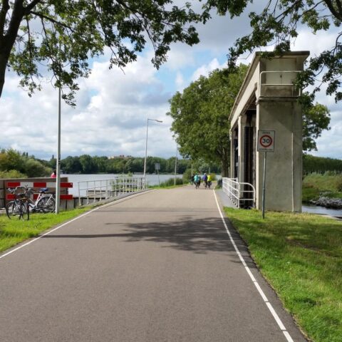 politie onderzoekt dood van man in Amsterdam-Oost kanaal, vraagt om hulp bij identificatie