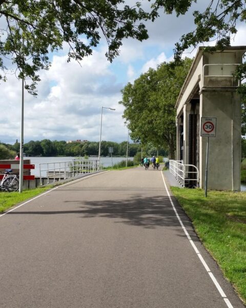 politie onderzoekt dood van man in Amsterdam-Oost kanaal, vraagt om hulp bij identificatie