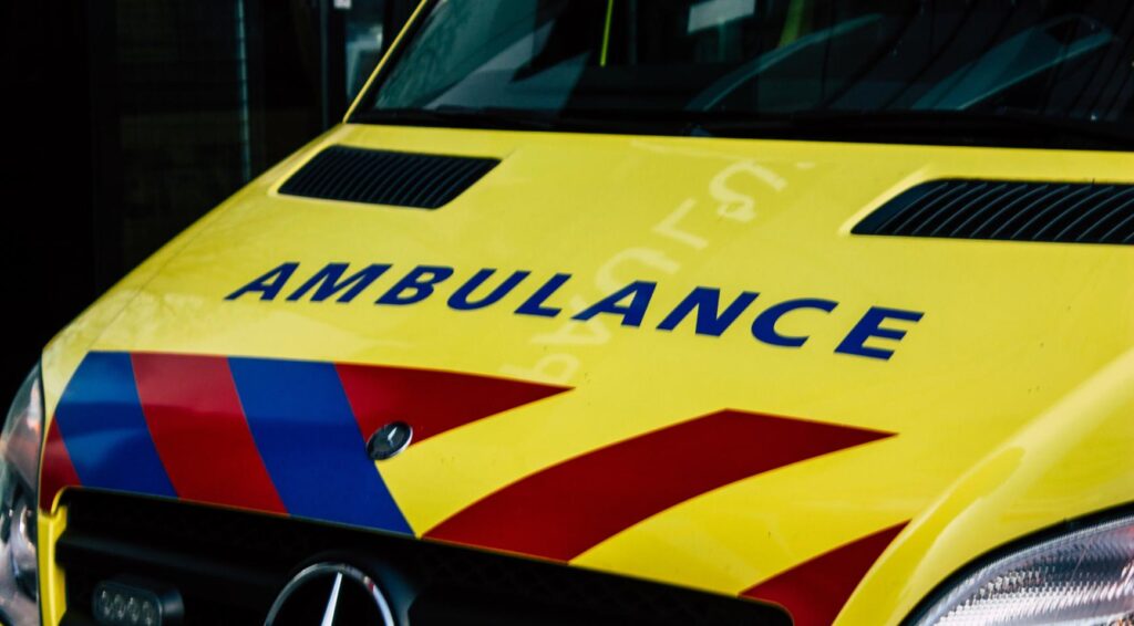 Politieagent opgenomen na aanrijding met gestolen auto in Uden