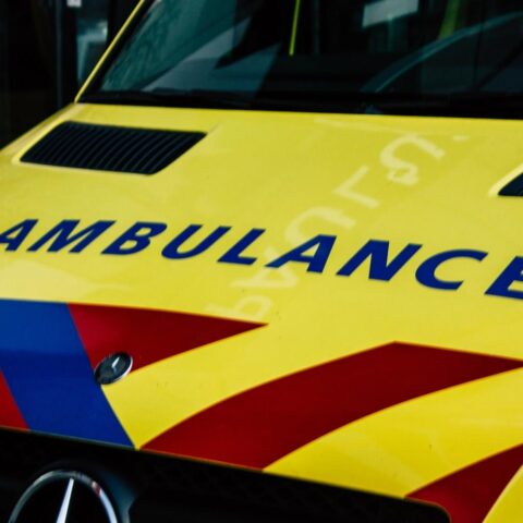 Politieagent opgenomen na aanrijding met gestolen auto in Uden