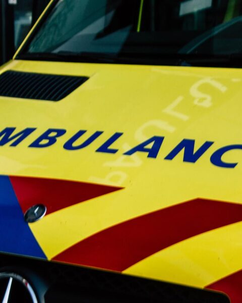 Politieagent opgenomen na aanrijding met gestolen auto in Uden