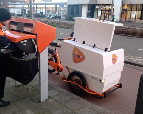 PostNL levert minder pakketten; sterke daling in bestellingen vanuit Aziatische webwinkels