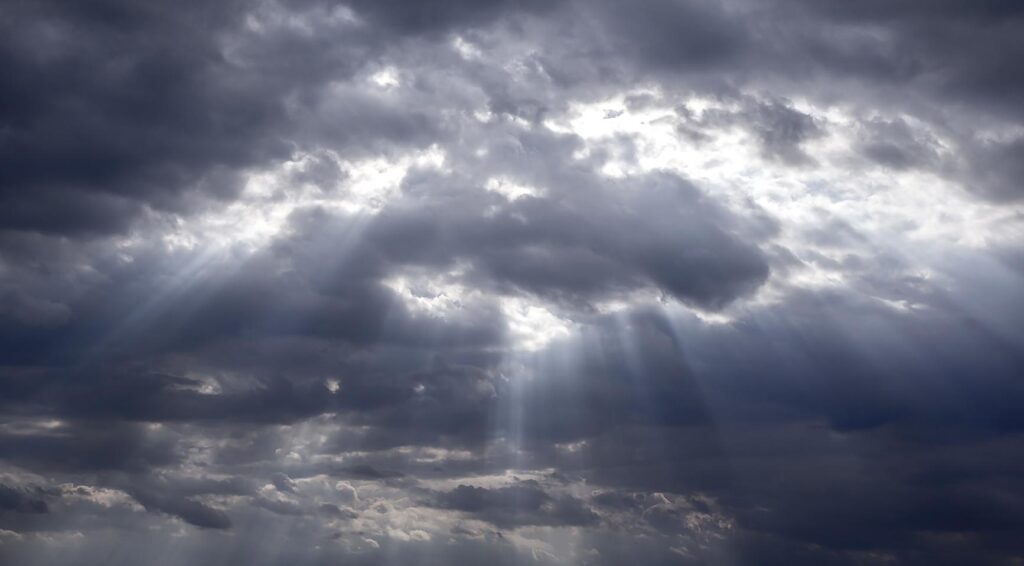 Regenwolken trekken dit weekend van oost naar west, met afwisselend zon en regen