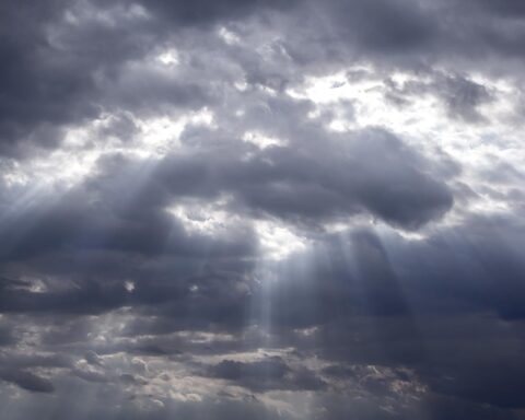 Regenwolken trekken dit weekend van oost naar west, met afwisselend zon en regen