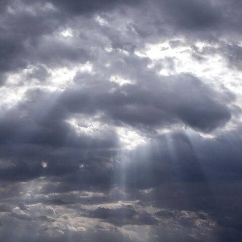 Regenwolken trekken dit weekend van oost naar west, met afwisselend zon en regen