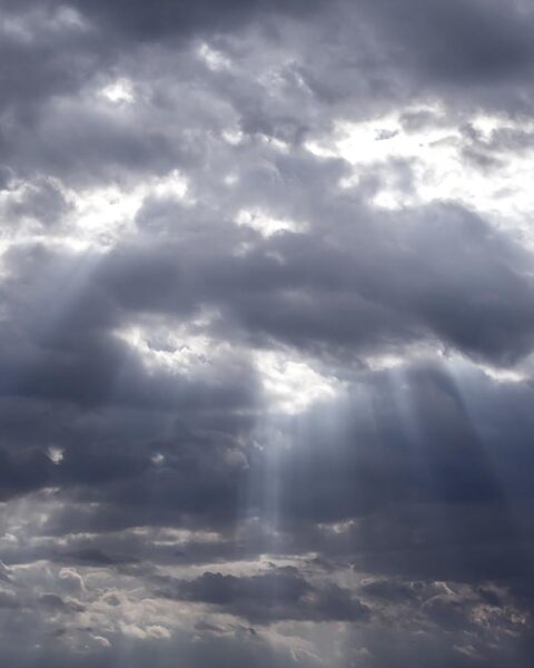 Regenwolken trekken dit weekend van oost naar west, met afwisselend zon en regen