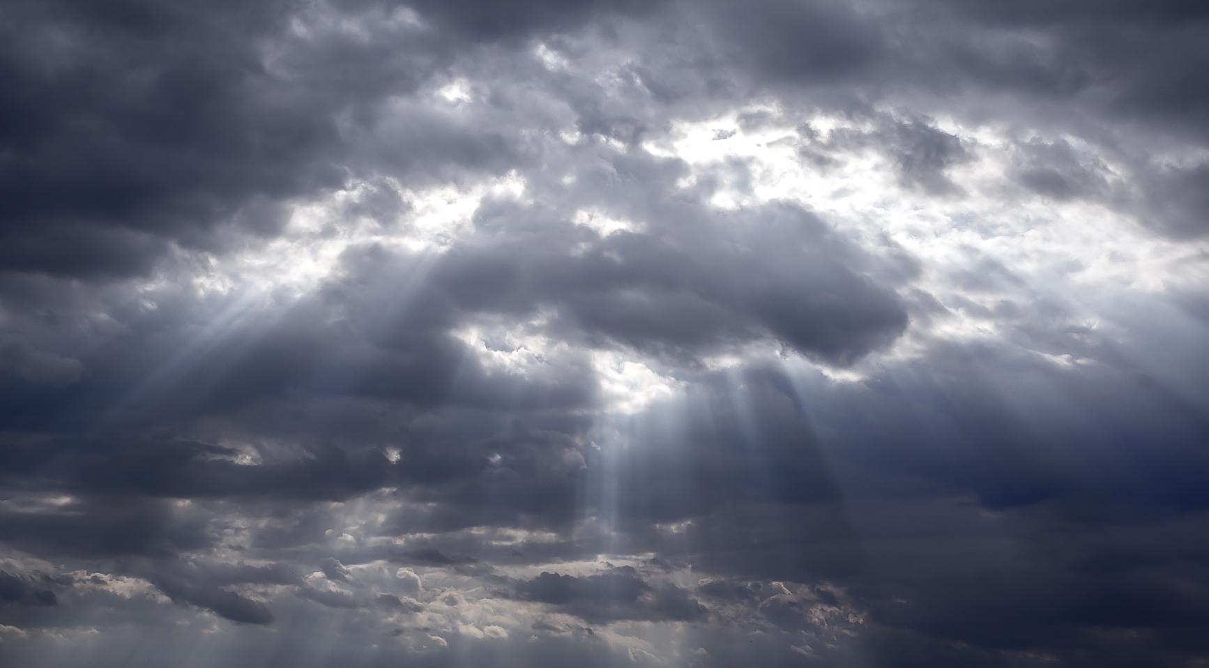 Regenwolken trekken dit weekend van oost naar west, met afwisselend zon en regen