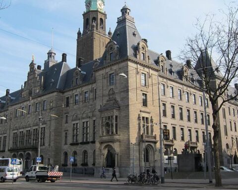 Rotterdam ontslaat twee ambtenaren wegens vermeende corruptie in bouwcontracten