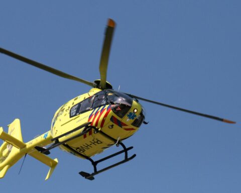 Sailboot zinkt na brand voor de kust van Urk, twee gewonden naar ziekenhuis