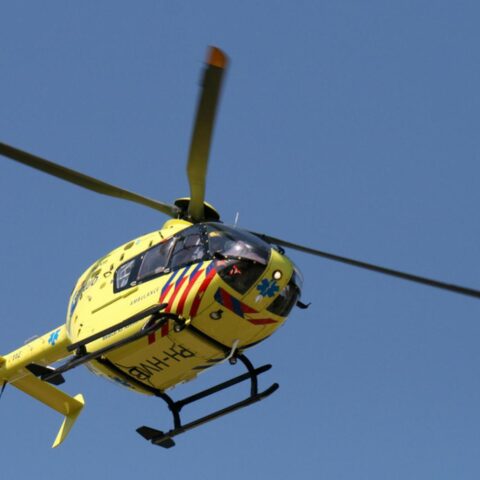 Sailboot zinkt na brand voor de kust van Urk, twee gewonden naar ziekenhuis