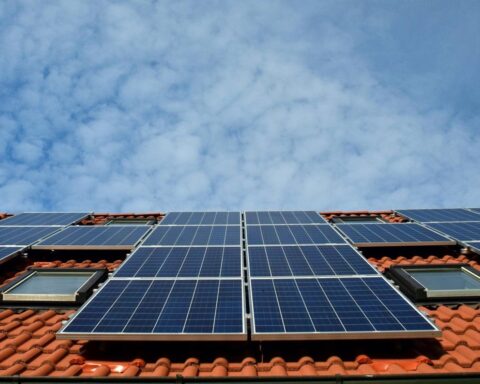 Schimmige adviseurs gebruiken gegevens van failliete zonnepanelenbedrijven om batterijverkopen aan consumenten te stimuleren