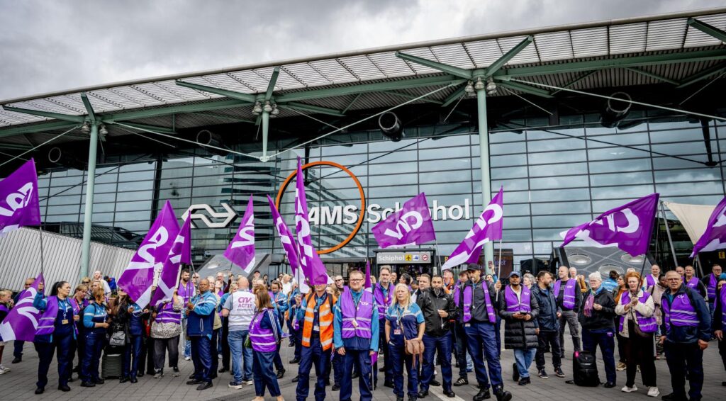Schiphol-beveiligers plannen acht stakingsmomenten van 15 minuten op dinsdag en woensdag