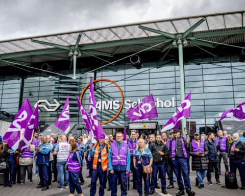 Schiphol-beveiligers plannen acht stakingsmomenten van 15 minuten op dinsdag en woensdag
