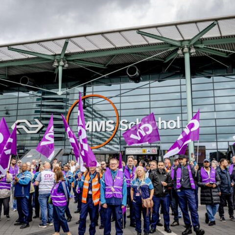 Schiphol-beveiligers plannen acht stakingsmomenten van 15 minuten op dinsdag en woensdag