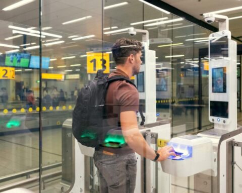 Schiphol meldt dat nieuwe grenscontroles leiden tot wachttijden van één tot twee uur