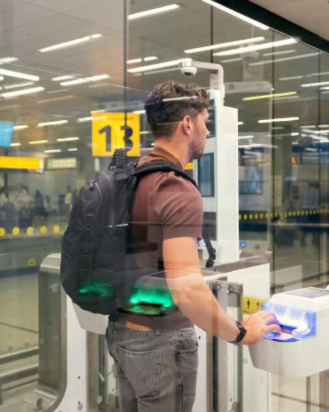 Schiphol meldt dat nieuwe grenscontroles leiden tot wachttijden van één tot twee uur