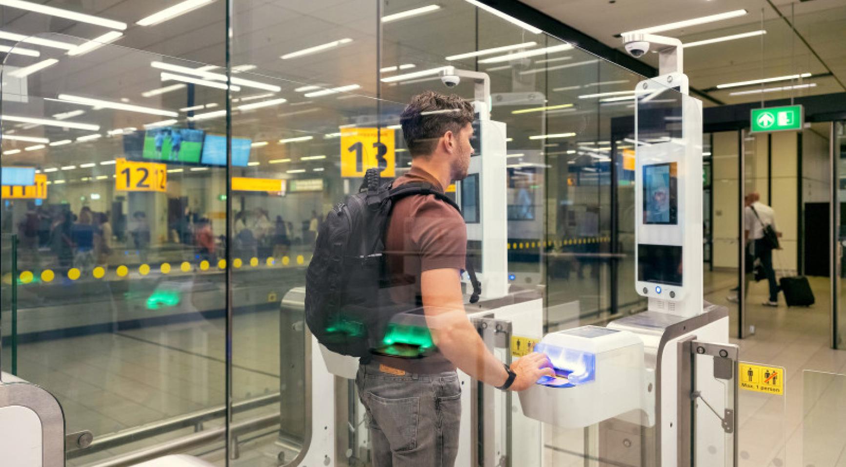 Schiphol meldt dat nieuwe grenscontroles leiden tot wachttijden van één tot twee uur