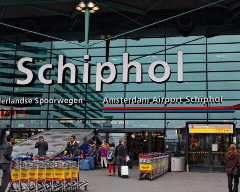 Schoonmakers van Schiphol staken woensdag tegen wijzigingen in ziektegeld