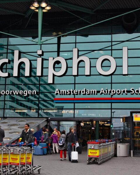 Schoonmakers van Schiphol staken woensdag tegen wijzigingen in ziektegeld
