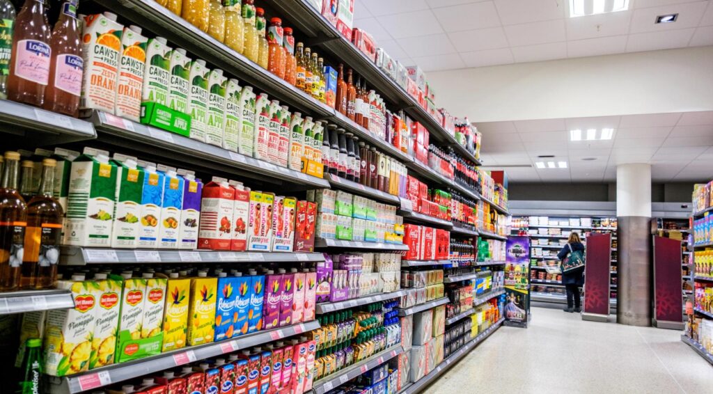 Shrinkflatie treft tientallen producten op Nederlandse supermarktplanken, meldt consumentenorganisatie